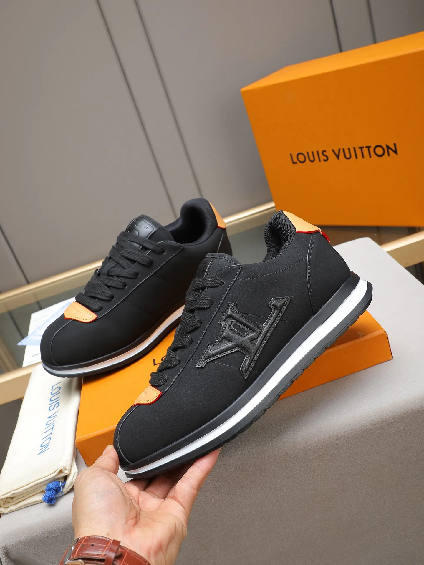 PP560 LV Louis Vuitton L Jialu Brand Runner Tatic Series Thick-soled Casual Sports Shoes Running Shoes Original purchase, development and production This LV Runner Tatic sports shoe combines technical materials such as mesh fabric and ribbons to interpret the inspiration of traditional mountaineering shoes. LV letters are written on one side, the lariat buckle of the quick lacing system is embellished with Monogram flowers and Louis Vuitton logos, and the light and wear-resistant rubber outsole completes the whole. ▪️Fabric: Original imported cowhide + mesh ▪️Inner lining: Original customized breathable mesh ▪️Sole: Original open-molded anti-slip rubber combination material ▪️Size: Men's 38-44 (customized for 45 and 46)
